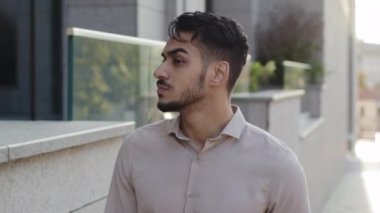 Yakın plan başarılı üzgün üzgün iş adamı sakallı patron şehir merkezinde şirket binası yakınında dolaşmayı düşünen düşünceli erkek yürüyüşleri yapan bir patron.
