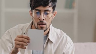Portre genç Arap sakallı, gözlüklü, kendinden geçmiş adam evde oturuyor ve içinde güzel haberler olan bir kartpostal alıyor. Zafer kazanma teklifini sunuyor.