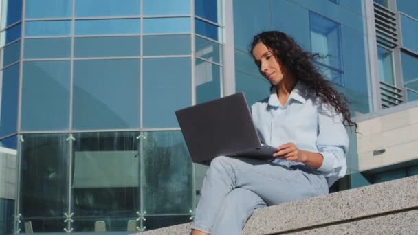 Portrait de femme d'affaires finissant son travail étudiant assis en ville à l'extérieur. Fermer élève fille gros plan ferme ordinateur portable arrêter de taper navigation reposant relaxant sur le fond de l'entreprise de construction profiter du calme — Video