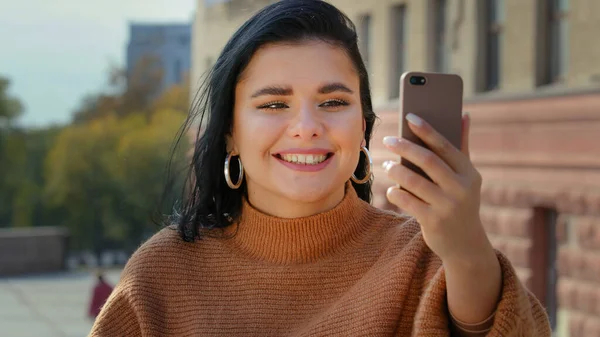 Portret szczęśliwy młoda kobieta w mieście na świeżym powietrzu fotografowane robi selfie blogowanie ładna Latynoska dziewczyna blogger rozmowy uśmiechnięta konferencja przez telefon urządzenie strzela wideo do vlog zdjęcie na aparacie komórkowym — Zdjęcie stockowe