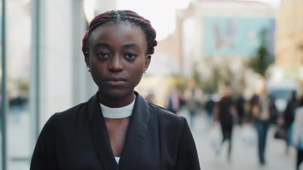 Női portré kívül magabiztos erős szomorú ideges komoly afro-amerikai üzleti nő lány lány modell nézi kamera áll a városban az utcán egyedül a szabadban magány rasszizmus koncepció — Stock videók