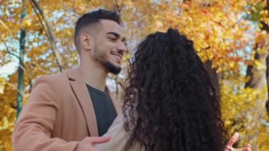 Sonbahar parkında erkek ve kadınla tanışır, sıkı sıkı kucaklaşırlar, açık havada sevgililer gülümserler, genç adam mutlu bir şekilde genç kızla iletişim kurar.