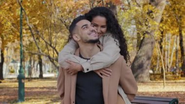 Kapalı fotografçı adam, gülen çok uluslu bir çiftin gülen karısıyla gülen, sevgili kocasını kucaklayan, mutlu bir ilişki kavramının keyfini çıkarsın.