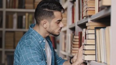 Kapalı mekanda yakışıklı bir genç, kitapçıda uygun bir kitap arıyor. Düşünceli İspanyol öğrenci, üniversite kütüphanesinde okumak için istediği ders kitabını seçiyor.