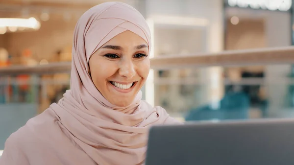 Ung arabiska affärskvinna som har videokonferens med bärbar dator på kontoret flicka manager kommunicerar ger råd till klienten via webchat muslimsk kvinnlig lärare student talar via webbkamera distans lärande — Stockfoto