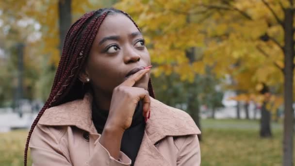 Ung glad afrikansk amerikansk kvinde gesturing med hånden gøre finger op, tusindårig pige føler sig begejstret med god ide inspiration motivation, fundet løsning for succes på arbejde eller studere, eureka koncept – Stock-video