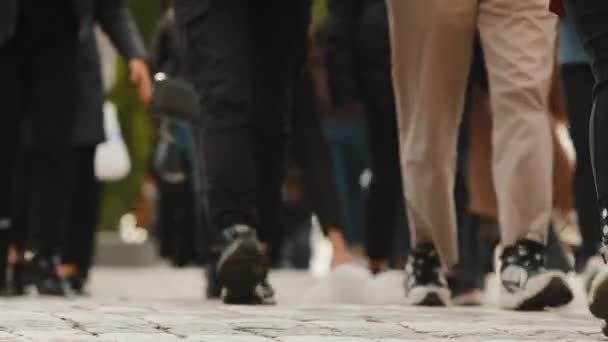 Closeup view legs of crowd men and women going on Street. Unrecognizable people walking through town square, movement travelers in boots, diverse pedestrians of city dwellers in downtown on autumn day — Stok video