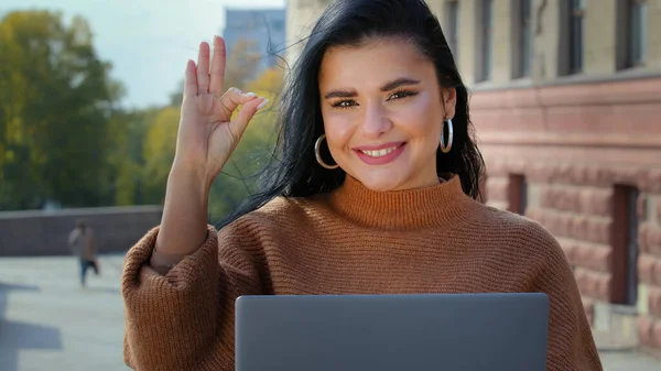 Flicka frilansare student skriva på laptop utomhus letar efter användbar information för arbete eller studie på internet användare dam med hjälp av nya app datateknik leende visar ok gest tecken godkännande — Stockfoto