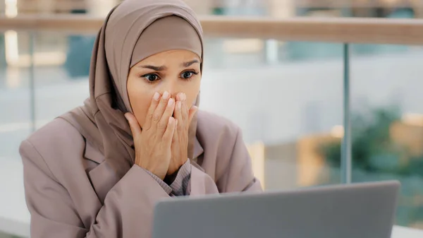 Triste studentessa musulmana in hijab guardando lo schermo del computer portatile lettura e-mail scioccata da cattive notizie frustrata donna d'affari preoccupazioni per i problemi finanziari ottiene risultati degli esami falliti abbandono del college perso il lavoro — Foto Stock
