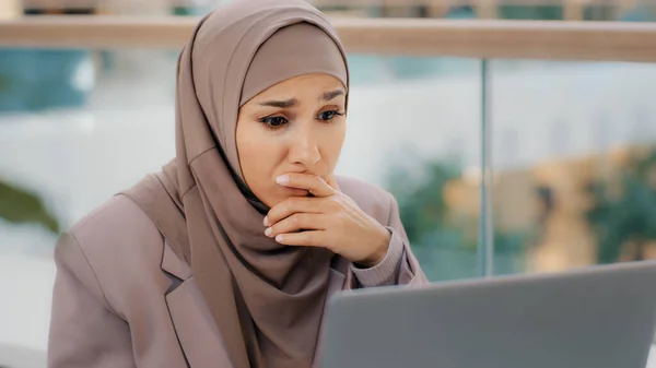 Sorglig muslim flicka student i hijab tittar på bärbar skärm läsa e-post chockad av dåliga nyheter frustrerad affärskvinna bekymmer om ekonomiska problem får misslyckade examen resultat college avhopp förlorat jobb — Stockfoto