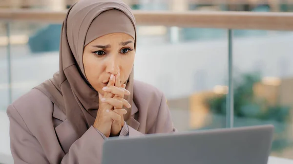 Triste studentessa musulmana in hijab guardando lo schermo del computer portatile lettura e-mail scioccata da cattive notizie frustrata donna d'affari preoccupazioni per i problemi finanziari ottiene risultati degli esami falliti abbandono del college perso il lavoro — Foto Stock