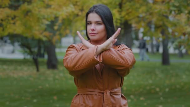 Detailní záběr seriózní mladá žena s nadváhou stojící venku hledá kameru hispánský dívka dělá zákaz gesta zkřížené ruce mávání hlavou v neshodě vyjadřuje negativní postoj zákaz znamení — Stock video