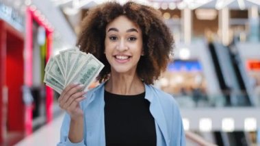 Kadın portresi başarılı Afrika kökenli Amerikalı kız kumarbaz kumar bağımlısı kadın dolar hayranı günlerce kazandı. İşaret parmağı yukarı hareket ile finans gösterileri kredi aldı.