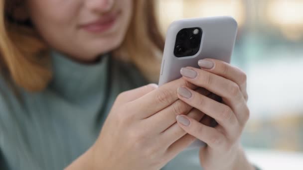 Close-up de mãos femininas com telefone celular irreconhecível mulher caucasiana menina digitando roubos navegando bate-papo on-line assistindo vídeo recebendo mensagem internet namoro ordem de compras com smartphone — Vídeo de Stock