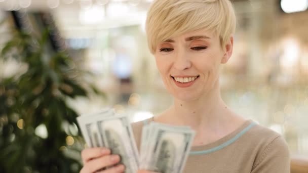 Úspěšná běloška středního věku žena kontrolující částku v hotovosti peníze spokojeni s finanční platbou. Detailní bohatá podnikatelka drží dolary bankovky těší dolarové bankovky počítání výhra loterijní příjem — Stock video