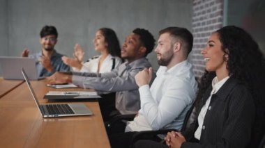 Konferans odasında oturan memnun çeşitli çalışanlar, meslektaşlarının sunumunu dinleyip, mutlu seyircilerle bir araya gelerek, atölye çalışmasından sonra alkışlamalarını dinlediler.