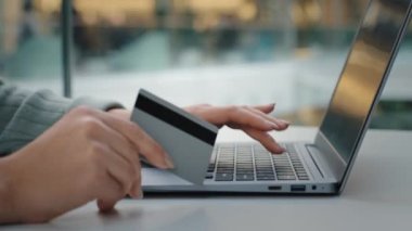 Yakın plan kadın elleri Kafkasyalı kadın tüketici kullanıcısı elinde plastik kredi kartı daktilo dizüstü bilgisayarı ile internetten yemek siparişi veriyor internet ödeme sanal banka hesabı