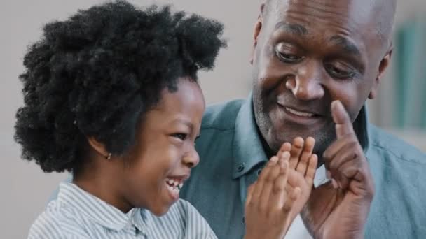 Primer plano feliz afroamericano familia madura padre y pequeña hija pasar tiempo libre juntos fines de semana jugar divertido sonriendo riendo adulto papá jugando dedo juego lindo niño chica disfruta juega con papá — Vídeos de Stock