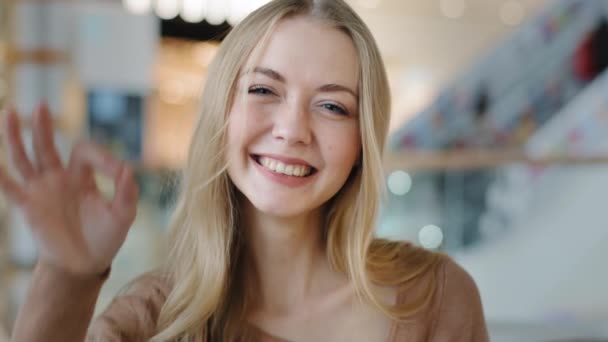 สาวน้อยใกล้ชิดยิ้มแสดงป้ายแสดงท่าทาง OK Caucasian ผู้หญิงพอใจกับบริการทันตกรรมทันตกรรมแสดงสัญลักษณ์ของการสนับสนุนการอนุมัติความสําเร็จ ผู้หญิงสหัสวรรษที่มีความสุขมองไปที่กล้อง — วีดีโอสต็อก
