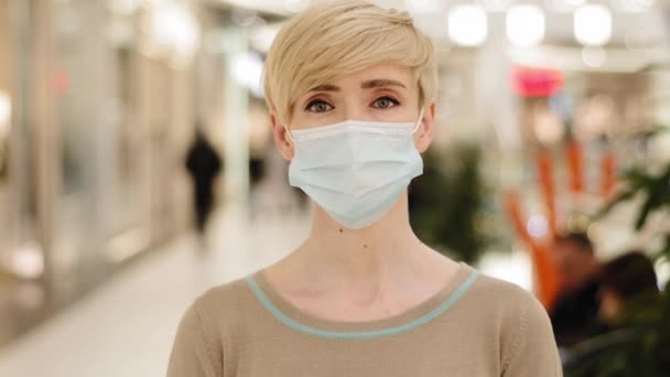 Retrato de meia-idade mulher de negócios com corte de cabelo curto 40 senhora adulto fêmea usa máscara protetora médica olhando para câmera comprador consumidor no shopping center coronavirus pandemia doente covid19 — Vídeo de Stock