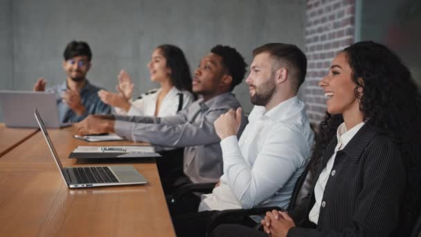 Spokojeni různí zaměstnanci sedící v konferenční místnosti poslouchat kolega prezentace tleskat ruce při setkávání šťastné publikum aplaudování po školení workshop business lidé radovat firemní úspěch — Stock video