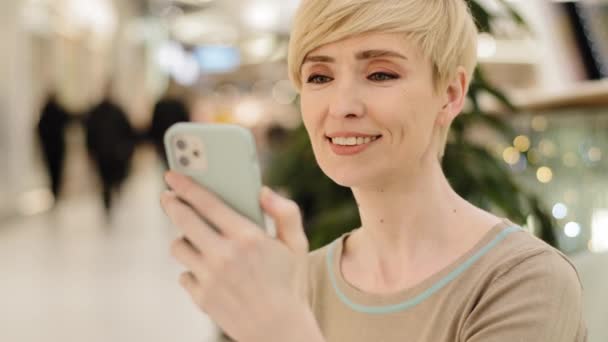 Pertengahan usia dewasa wanita Kaukasia wanita 45s perempuan pengguna dengan ponsel Konsultasi video online panggilan dengan ponsel pintar percakapan jarak jauh chatting dengan rekan kerja di gadget webcam — Stok Video