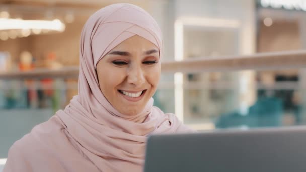Młoda arabska bizneswoman posiadające wideokonferencję za pomocą laptopa w recepcji dziewczyna menedżer komunikuje doradza klientowi za pośrednictwem czatu internetowego muzułmanin kobieta nauczyciel student rozmowy przez kamerę internetową kształcenia na odległość — Wideo stockowe