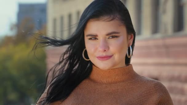 Junge attraktive hispanische Mädchen Student Modell Blick auf Kamera posiert allein im Freien für Nahaufnahme Porträt professionelle schön lächelnd mit weißen Zähnen zahnärztliches Lächeln glückliche unbeschwerte Frau — Stockvideo