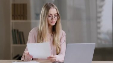 Kafkasyalı iş kadını mesafe öğretmeni yöneticisi patron çevrimiçi koç avukat danışman sekreter profesyonel uzman belge ve dizüstü bilgisayarla çalışıyor ve rapordaki verileri kontrol ediyor