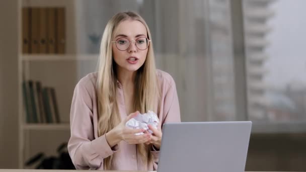 Enfadada mujer de negocios caucásica loca mujer furiosa jefe jefe maestro gerente especialista gritando lanzar papeles se siente molesto rabia problemas de trabajo videollamada con colegas crisis nerviosa — Vídeos de Stock