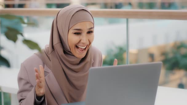 Feliz jovem árabe mulher sentada na mesa receber e-mail no laptop com boas notícias chocado animado menina se alegra na vitória fazendo sim gesto ganhando aprovação de crédito conquista contratado grande resultado do exame — Vídeo de Stock