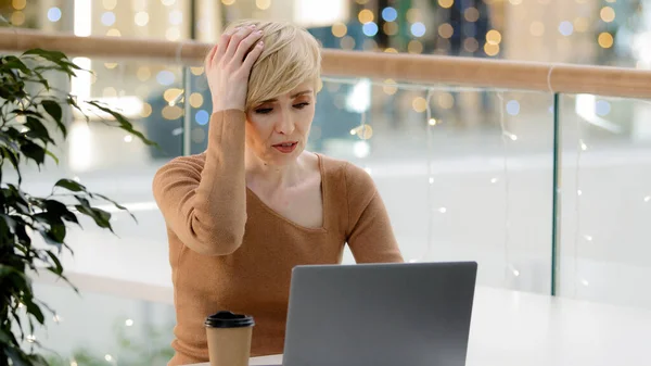 Caucasien d'âge mûr 40 ans femme d'affaires avec ordinateur portable problèmes de travail avec l'erreur de panne de l'ordinateur de paiement perdre sentiment frustré mauvaise nouvelle quitter lettre faible batterie sentiment stress problème — Photo