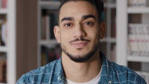 Close-up mladý šťastný hispánský mužský model pózuje uvnitř portrét usměvavý úspěšný podnikatel manažer start-up podnikatel pohledný chlap klient se zdravými bílými zuby zubní úsměv se dívá do kamery — Stock video