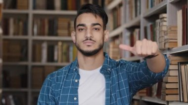 İçerde dikilen hoşnutsuz genç İspanyol portresi onaylanmamış jestler gösteriyor. Kamera karşısında hayal kırıklığına uğramış erkek öğrenciye bakmak anlaşmazlık belirtilerini olumsuz bir şekilde değerlendiriyor.