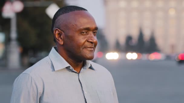 Retrato confiante sorridente empreendedor adulto feliz homem americano africano, sorriso de dentes brancos saudável, homem de negócios sênior americano africano maduro fica no centro da cidade posando ao ar livre olhando para a câmera — Vídeo de Stock