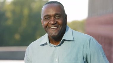 Sorun yok. Mutlu, mutlu, gülümseyen adam blogger başvuru öğretmeni dışarıda oturmuş görüntülü sohbet konferansı sırasında kameraya bakıyor. Uygulamada webinar 'da erkek öğretimi, webcam görünümü