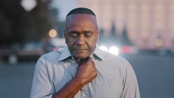 Ανθυγιεινά δυστυχισμένος ηλικιωμένος άντρας σε ηλικία συνταξιοδότησης που αγγίζει το λαιμό, υποφέρει από έντονο πόνο στο λαιμό, στηθάγχη. Ενηλίκων αρσενικό αίσθημα πόνου κατά την κατάποση, απώλεια φωνής, ασφυξία, δυσφορία, σπασμός — Αρχείο Βίντεο