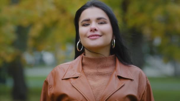 Porträtt ung latinamerikansk kvinna står utomhus leende toothy leende nicka skakar huvudet uttrycker godkännande tecken överens överenskommelse positivt svar ja stöd tittar på kameran poserar flirta — Stockvideo