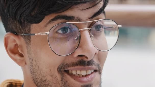 Detailní záběr tvář atraktivní mladý muž s brýlemi arab chlap usmívá široký bílý zub úsměv radostný klient spokojen se službou v zubní nebo oftalmologické kliniky přikyvuje hlavou ve schválení schvaluje služby — Stock video