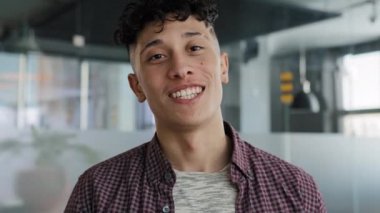 Webcam görüntüsü yakın çekim gülümseyen Latin asıllı genç adam iş görüşmesinde kameraya konuşuyor video konferansına katılıp video konferansına katılıyor online sohbet blogları kaydediyor