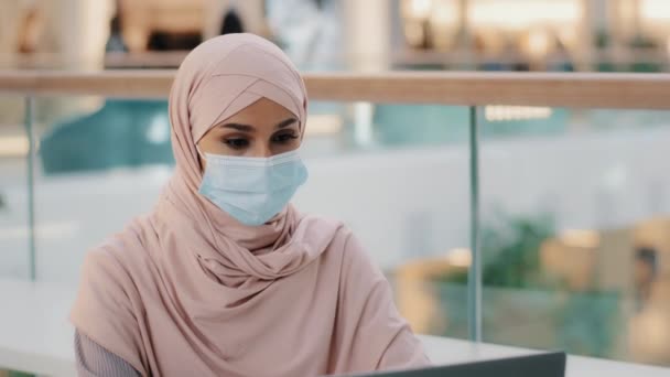 Νεαρή γυναίκα με ιατρική προστατευτική μάσκα δείχνει με παλάμη στάση χειρονομία απαγορεύοντας την προσέγγιση λόγω πανδημίας προσφορές ξεσπάσματος να θέσει σε αναπνευστήρα εισάγει περιορισμούς πρόληψη εξάπλωση επιδημίας — Αρχείο Βίντεο