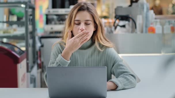 Fáradt kimerült üzleti nő diák lány bezárja laptop leáll dolgozik úgy érzi, túl fáradt ásítások alvás szenved álmatlanság nyomás stressz érzés rosszul unalmas tanulmány krónikus fáradtság szindróma — Stock videók