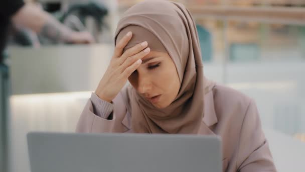 Ung arabisk sorgsen kvinna i hijab läser meddelande på laptop får dåliga nyheter nekas banklån jobb uppsägning konkurs misslyckas examen flicka upprörd från oväntad information gör roliga sorgliga uttryck — Stockvideo