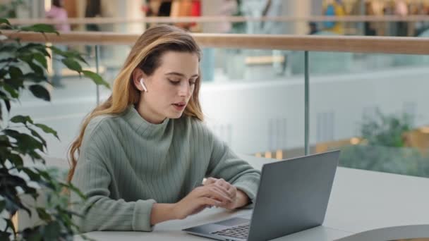 Obchodní žena v bezdrátových sluchátek dívka kupující uživatel platí webové stránky s kreditní kartou objednávky on-line obchod aplikace pomocí notebooku platit nákup zboží v internetové transakce finanční platby — Stock video