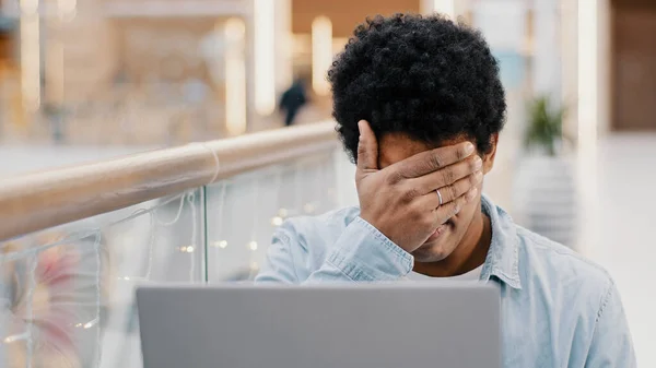 Afrikansk amerikansk kille ledsen frustrerad besviken besviken affärsman förlora online-spel att bli avvisad från bank e-postproblem förlorare man laptop stress låg batteri dator fel fel — Stockfoto