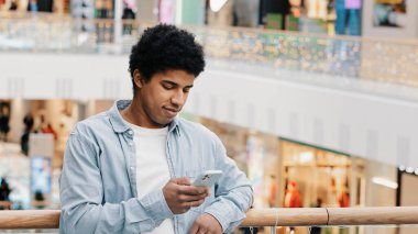Konferans odasında oturan memnun çeşitli çalışanlar, meslektaşlarının sunumunu dinleyip, mutlu seyircilerle bir araya gelerek, atölye çalışmasından sonra alkışlamalarını dinlediler.