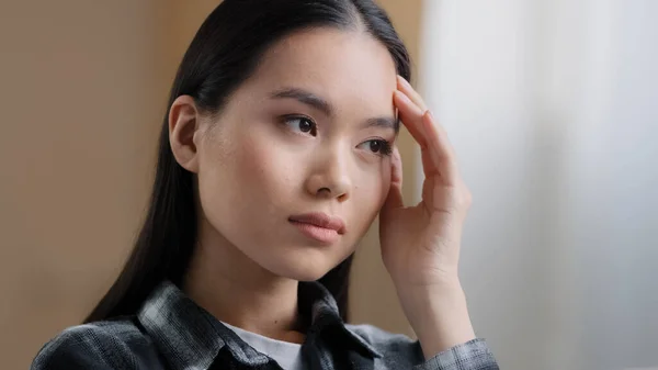 Portret w pomieszczeniach azjatyckie dziewczyna millenium kobieta trudne myśli myśli rozwiązuje problem masuje czoło z ręką czuje ból głowy cierpi z powodu migreny stres przepracowanie zmęczenie rozwiązanie wyszukiwania — Zdjęcie stockowe