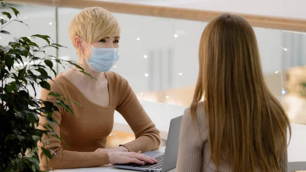 Medioevo consulente donna d'affari banca lavoratore datore di lavoro manager servizio di assicurazione femminile in maschera medica consulenza cliente ragazza assunzione colloquio di lavoro due donne stringendo la mano accordo contratto di unità — Foto Stock