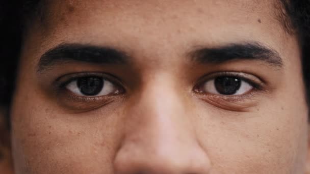 Close-up zwart man ogen kijken naar camera, onherkenbaar Afrikaan amerikaanse man slecht gezichtsvermogen man genieten van goed gezichtsvermogen na succesvolle laser correctie optische operatie in oogarts — Stockvideo