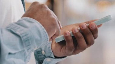 Tanımlanamayan Afro-Amerikan bir adamın yakın çekimleri elinde telefon mesajları yazarak sosyal ağlarda sohbet ederek internet üzerinden alışveriş yaparak akıllı telefon wifi ile internet üzerinden mesajlaşarak